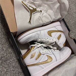Nike Air Jordan Retro High OG Metallic Kids Sneakers in White/Gold Size 2Y w/Box